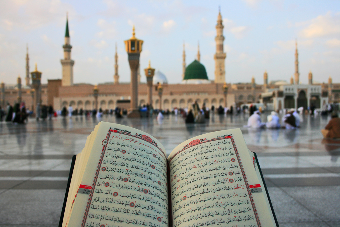 Reading Quran in front of Prophet Mosque